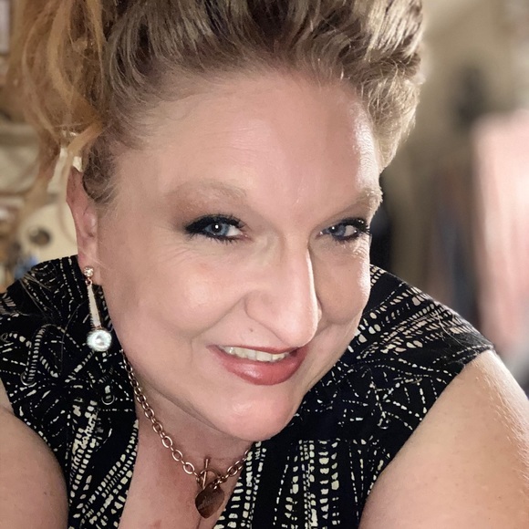 Meet your Posher, Michelle - Picture 3 of 16